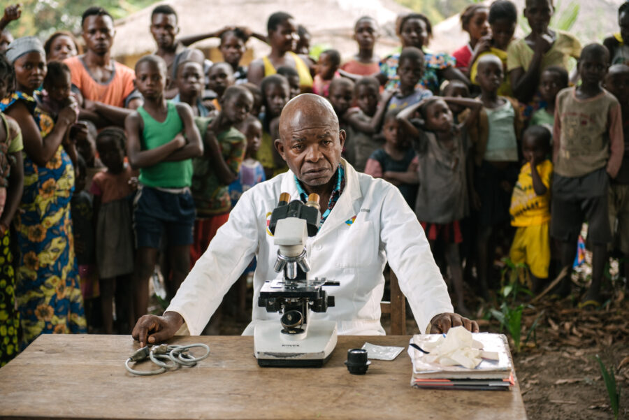 Dr Kanda au camp de dépistage mobile de Lwano en République démocratique du Congo (RDC).  Crédit : Xavier Vahed-DNDi.