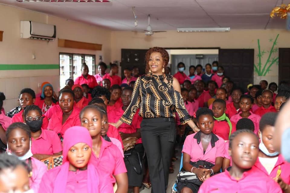 L'ancien ministre et candidat à la présidentielle Reckya Madougou en visite dans une école en décembre 2020. Crédit : Reckya Madougou/Facebook.
