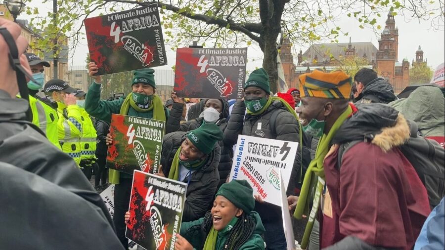 Des manifestants africains pour le climat à la COP26 à Glasgow, au Royaume-Uni.