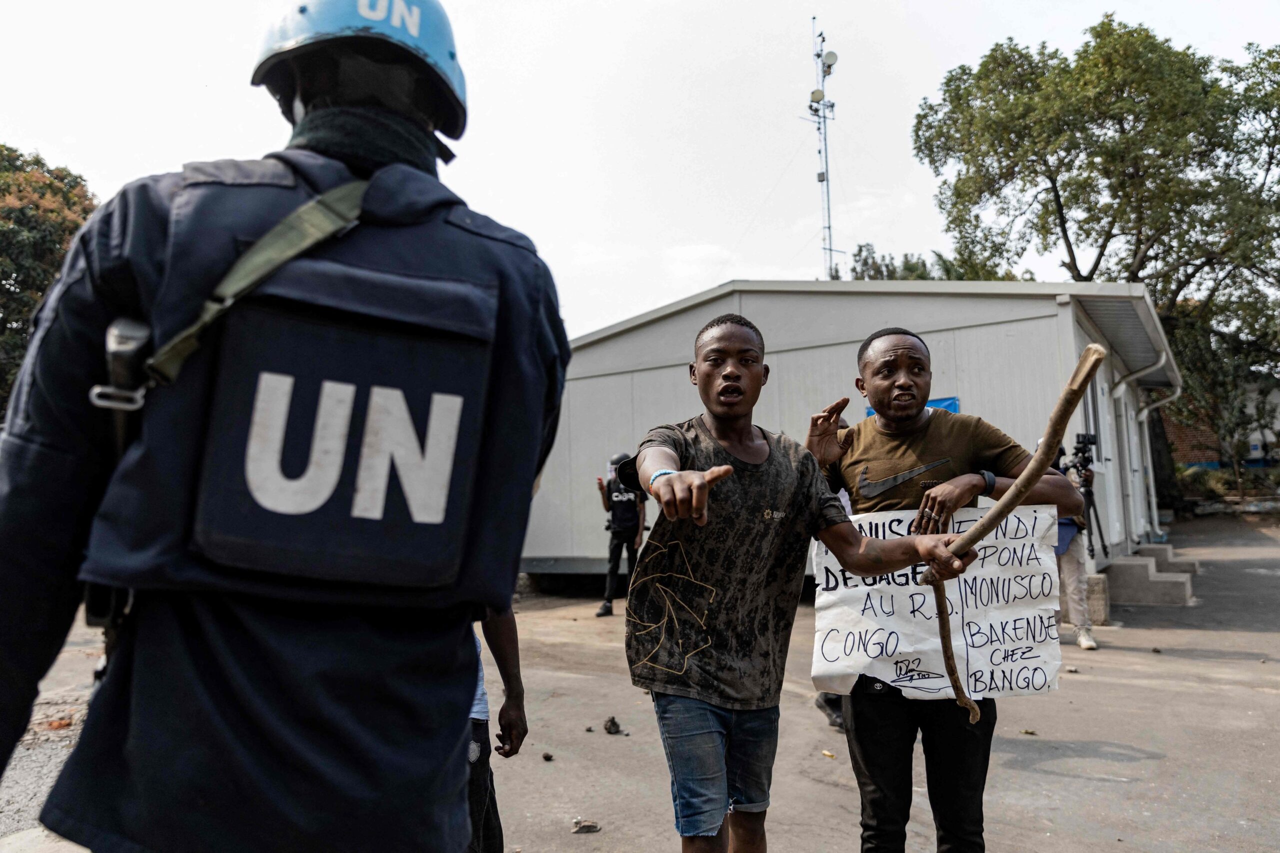 Des manifestants contre la présence des Nations unies à Goma (RDC) devant un soldat onusien.