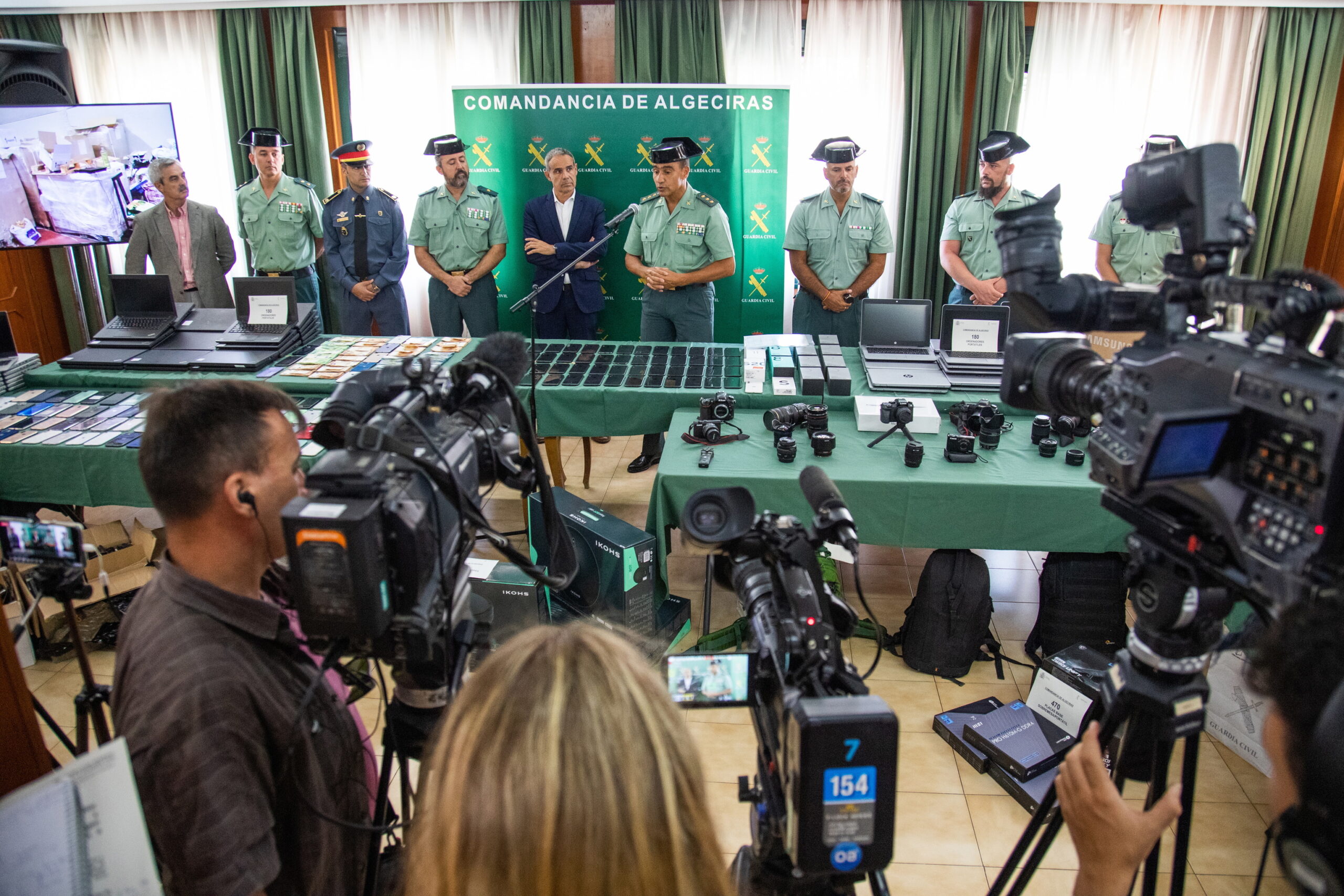 Les commandants de la Garde civile montrent le matériel saisi aux médias.
