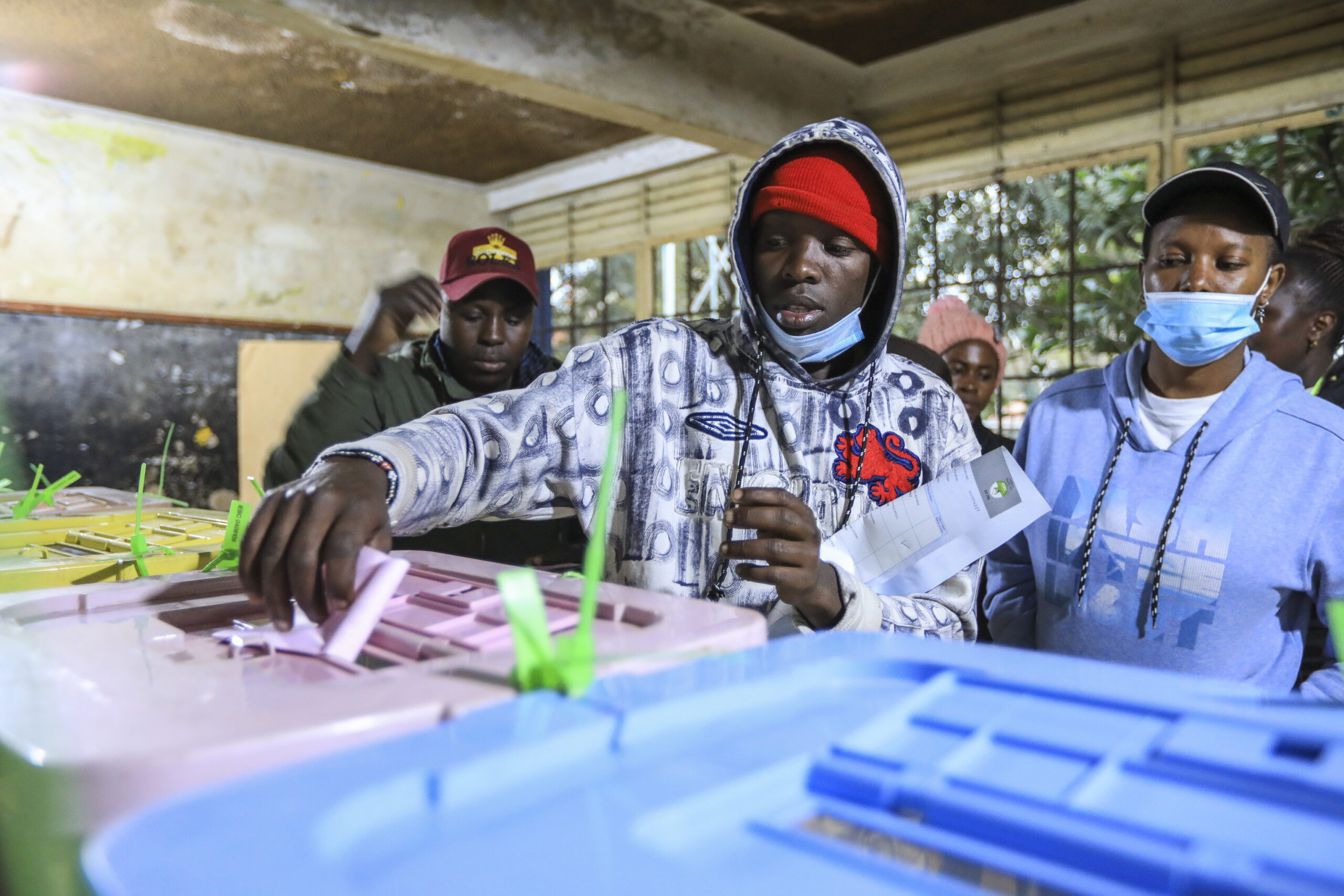 Les citoyens kényans exercent leur droit de vote dans le district de Huruma, à Nairobi, le 9 août 2022.