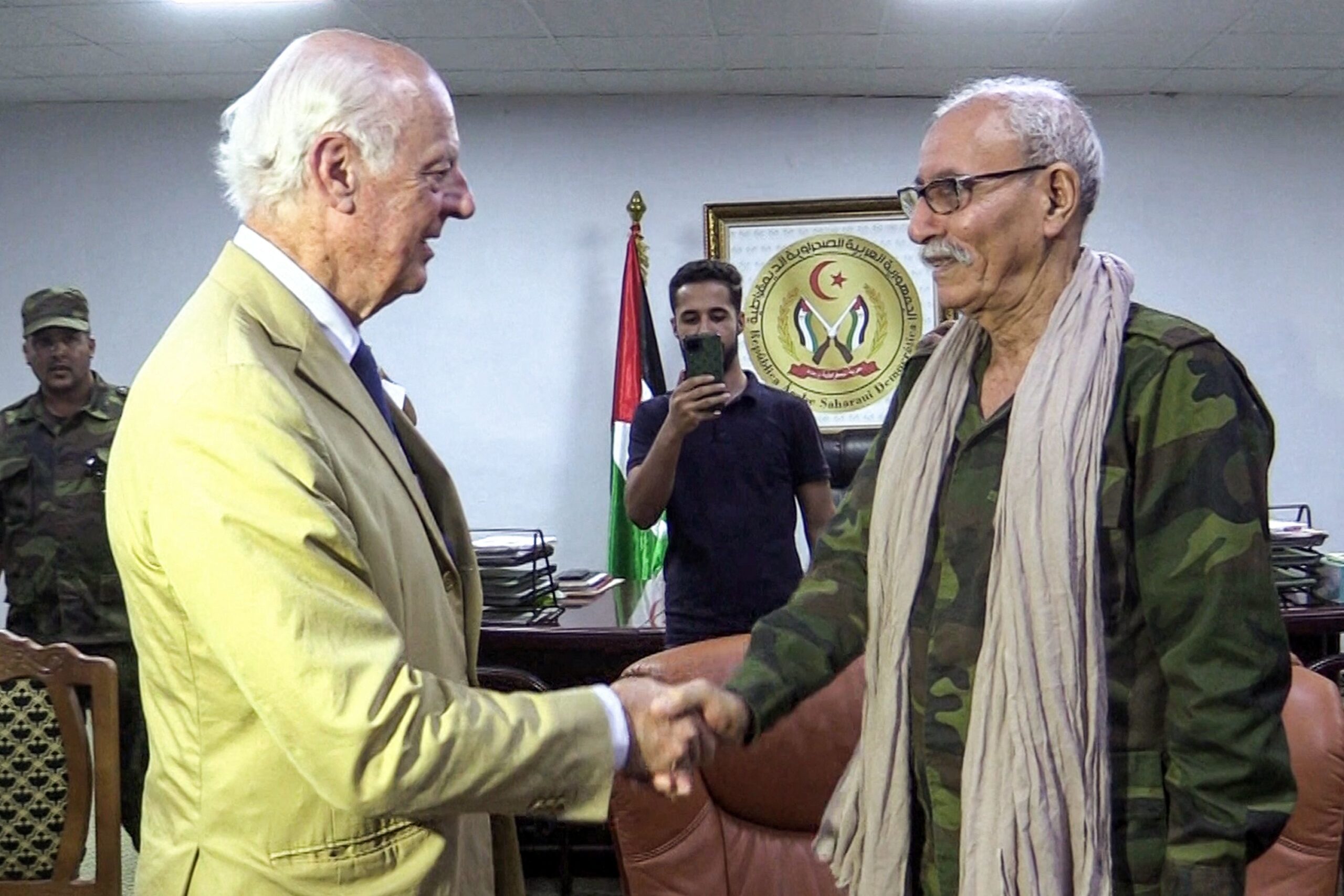 Staffan de Mistura accueille Brahim Ghali, à Tindouf.
