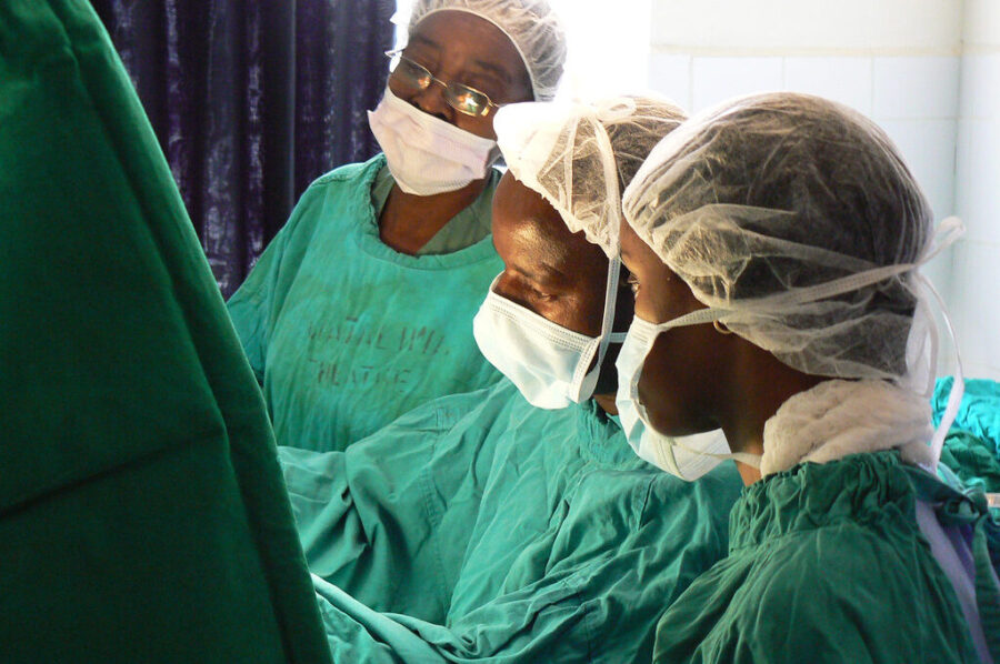 Des médecins pratiquent une chirurgie de la fistule obstétricale à Eldoret, au Kenya.  Crédit : Heidi Breeze-Harris/Un par un.