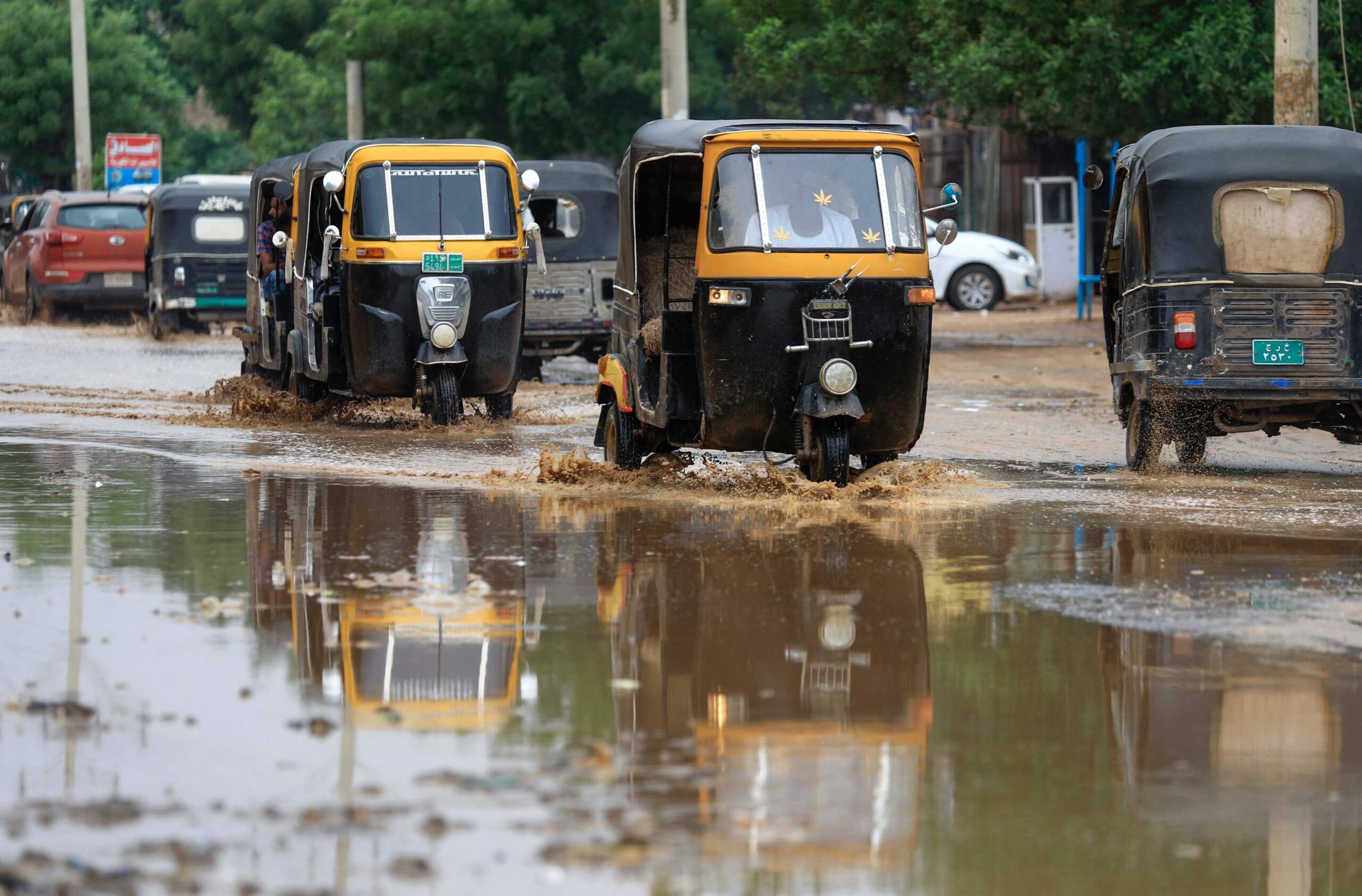 Une rue inondée par de fortes pluies à Khartoum, la capitale du Sud