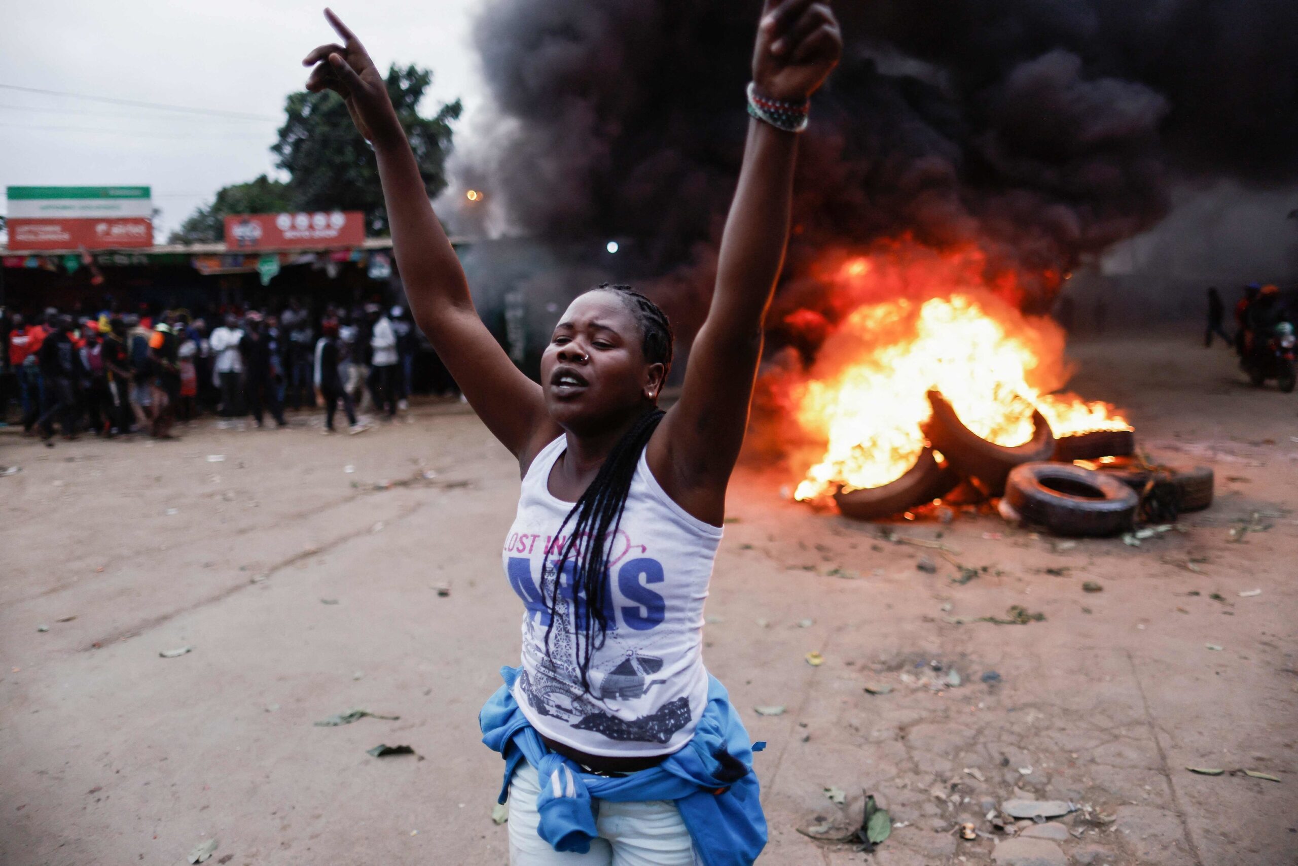 Les supporters de Raila Odinga brûlent neum