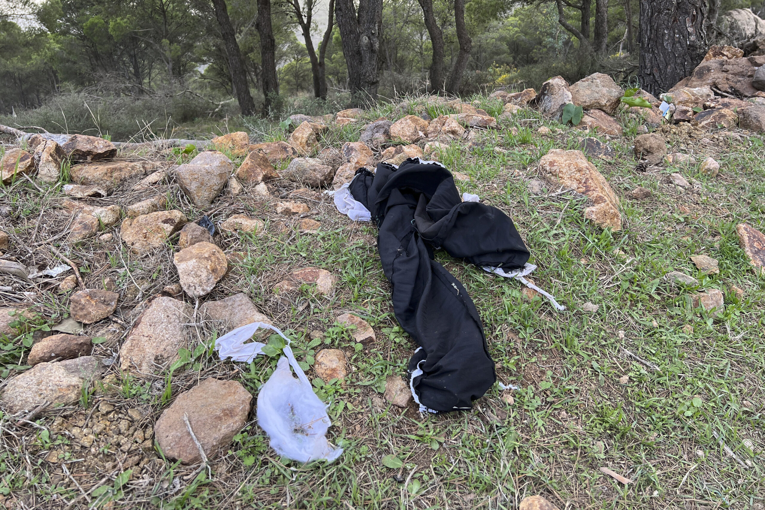 Vêtements abandonnés par les migrants sur le mont Gurug