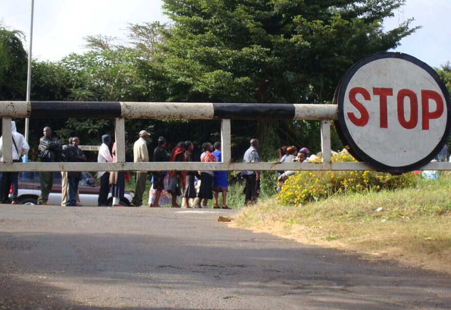 Les électeurs font la queue pour voter lors d'une élection au Kenya en 2013. Crédit : ILRI/Susan MacMillan.