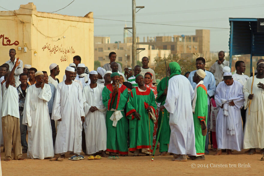 Constitution soudanaise.  Service du vendredi sur la tombe de Hamed al-Nil à Omdurman, au Soudan.  Crédit : Carsten ten Brink.