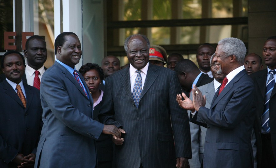 Mwai Kibaki serre la main du chef de l'opposition Raila Odinga lors des pourparlers de paix négociés par Kofi Annan au Kenya, janvier 2008. Crédit : Boniface Mwangi/IRIN.