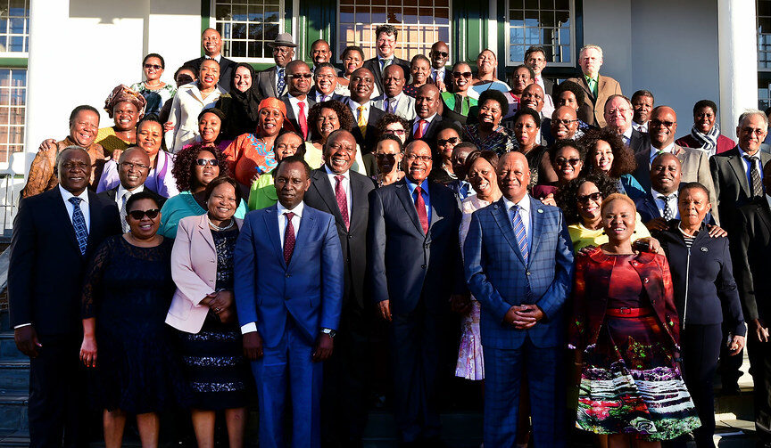 Le président de l'ANC et de l'Afrique du Sud, Cyril Ramaphosa, tenant un cocktail d'adieu pour l'ancien président Jacob Zuma en 2018. Crédit : GCIS.