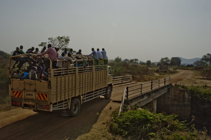Un camion transporte des personnes du Soudan du Sud vers la frontière de la région du Nil occidental, en Ouganda.  Crédit : HCR / F. Noy.