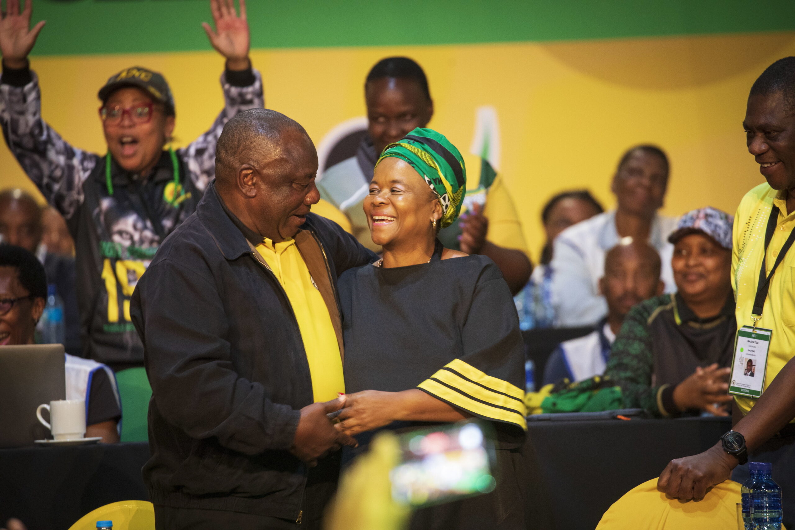 Cyril Ramaphosa célèbre sa victoire avec la trésorière du parti Gwen Ramokgopa.