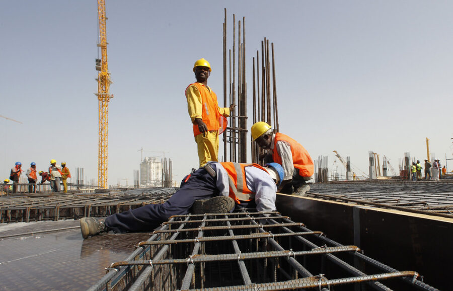 Un migrant travaille sur un chantier de construction au Qatar.  Crédit : OIT/Apex Image.