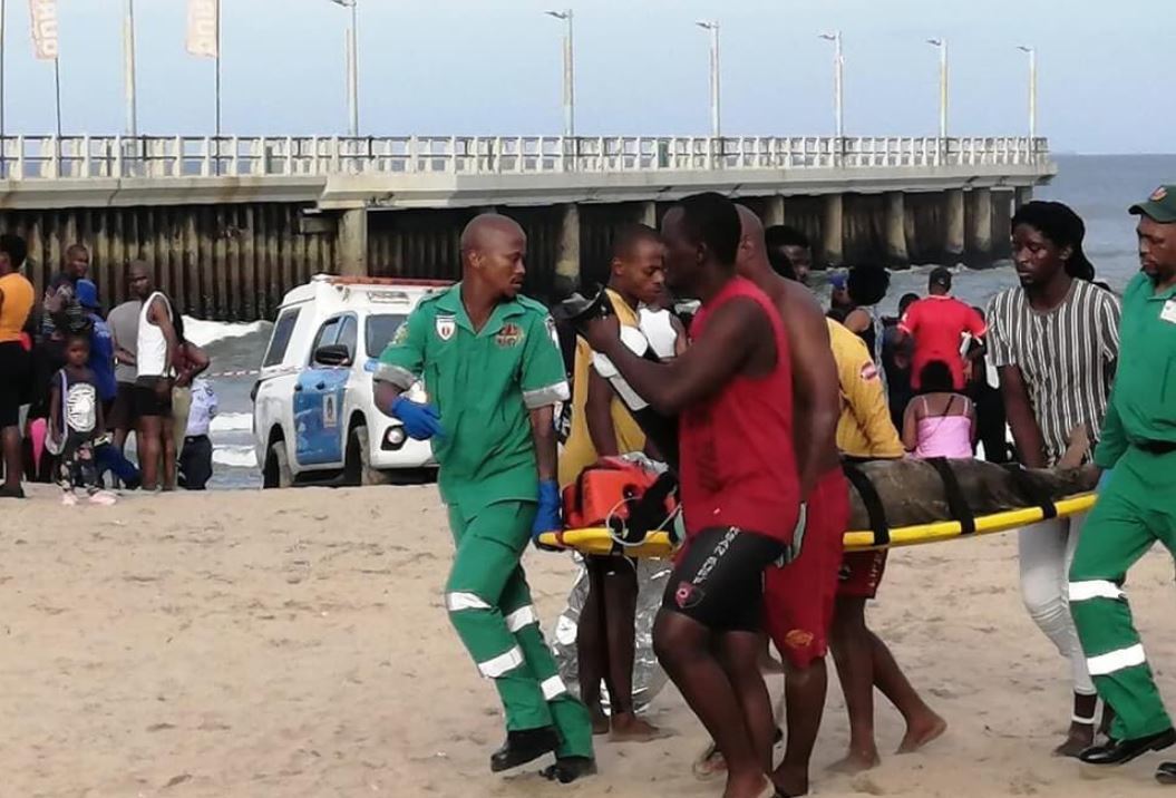 Les services d'urgence s'occupent d'un homme blessé sur la plage de Durban.