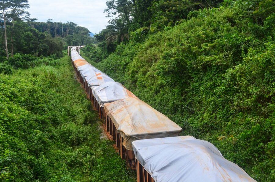 Minerai de fer transporté à travers le Libéria.  Crédit : jbdodane.