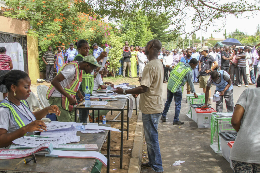Un bureau de vote à Ikeja, Lagos en 2015. Le nouveau système d'accréditation biométrique des électeurs pourrait être considéré comme un changement de jeu, mais la technologie n'est aussi bonne que ses utilisateurs.  (Avec l'aimable autorisation de l'ambassade des États-Unis)