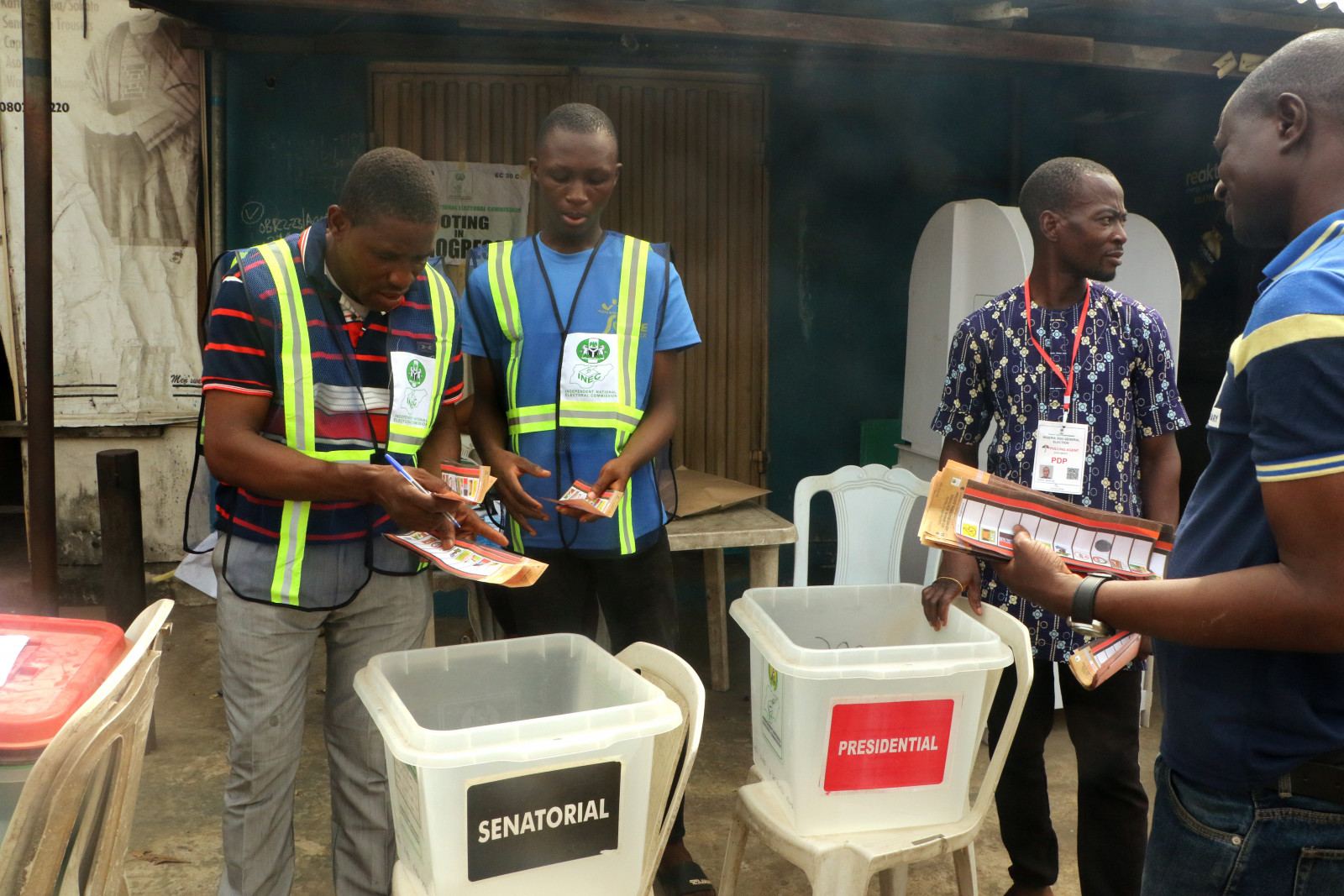Le Nigeria saisit de l'argent pour "acheter des votes" quelques heures avant les élections