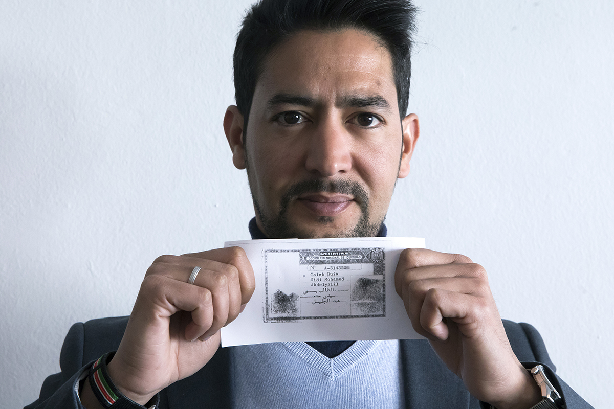 L'avocat Sidi Talebbuia Hassan montre la carte d'identité espagnole