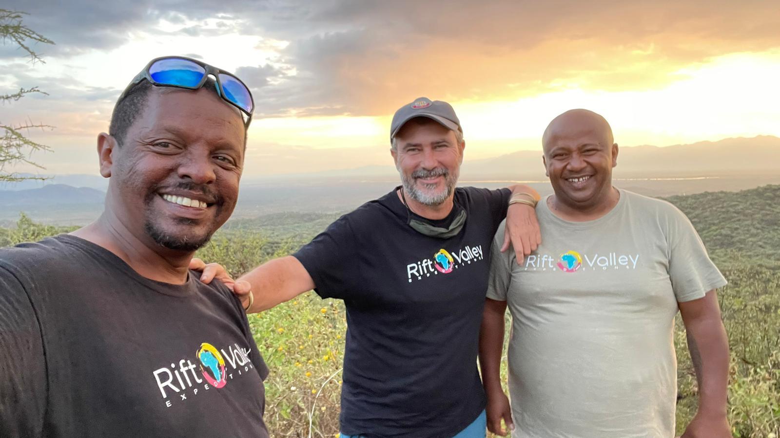 Toni Espadas (au centre) avec deux personnes de son équipe Rift Valley Expeditions.