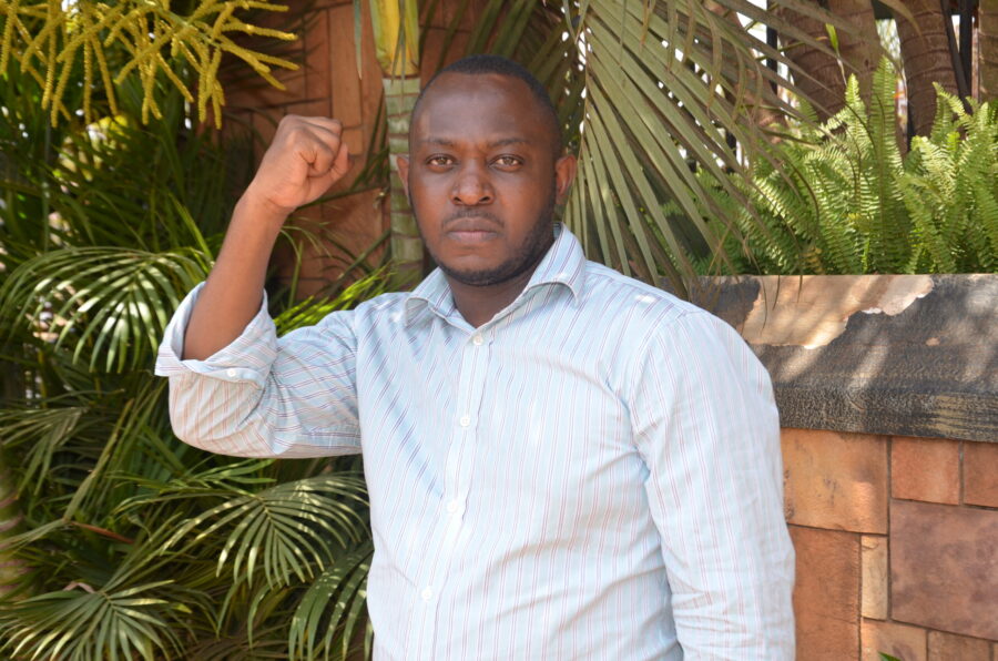 Bob Barigye, un militant écologiste, dans la capitale, Kampala.  Photo de John Okot.