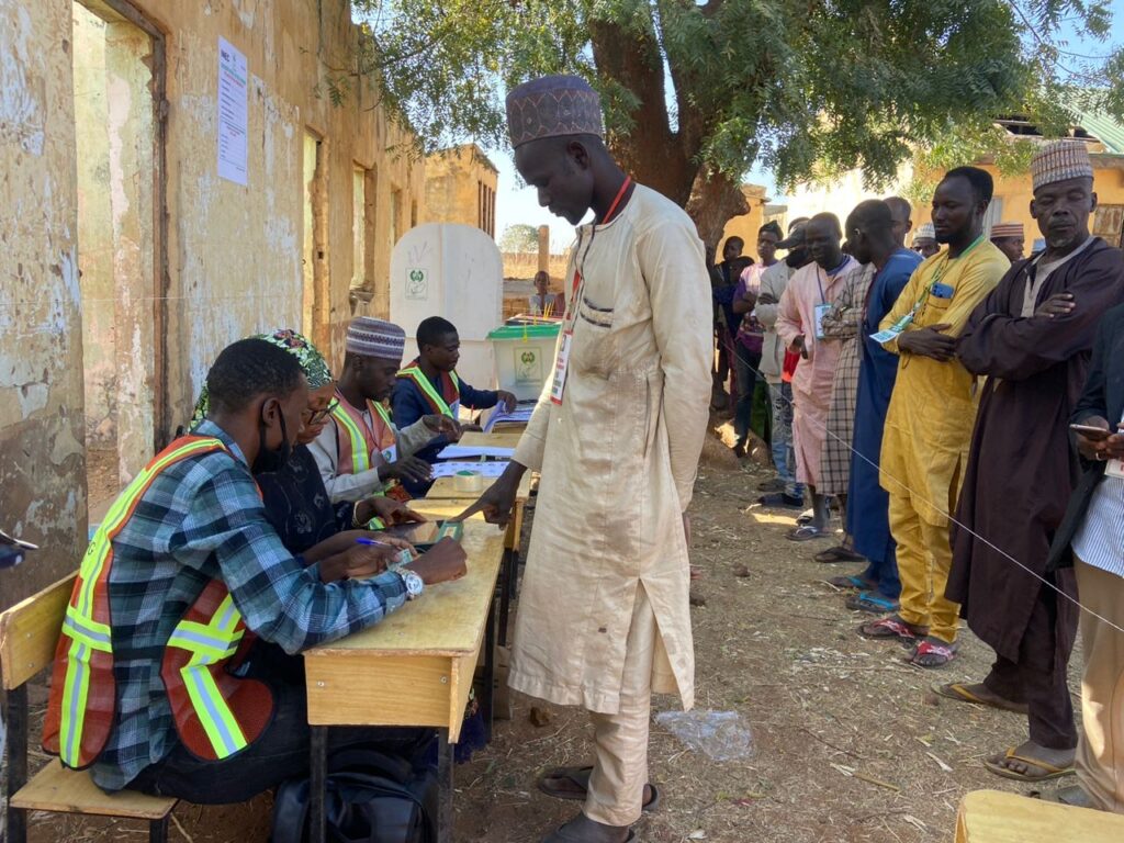 Un électeur se prépare à voter dans un bureau de vote à Dingyadi, dans l'État de Sokoto, au nord-ouest du Nigéria.  (Avec l'aimable autorisation de Adebayo Abdul Rahman)