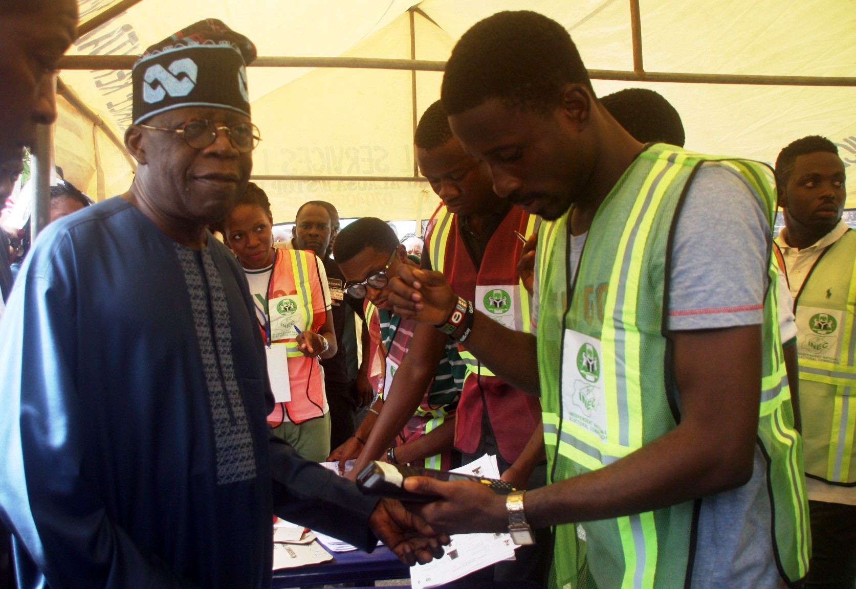 Le candidat du parti au pouvoir au Nigeria, Tinubu, remporte la présidence lors d'élections contestées