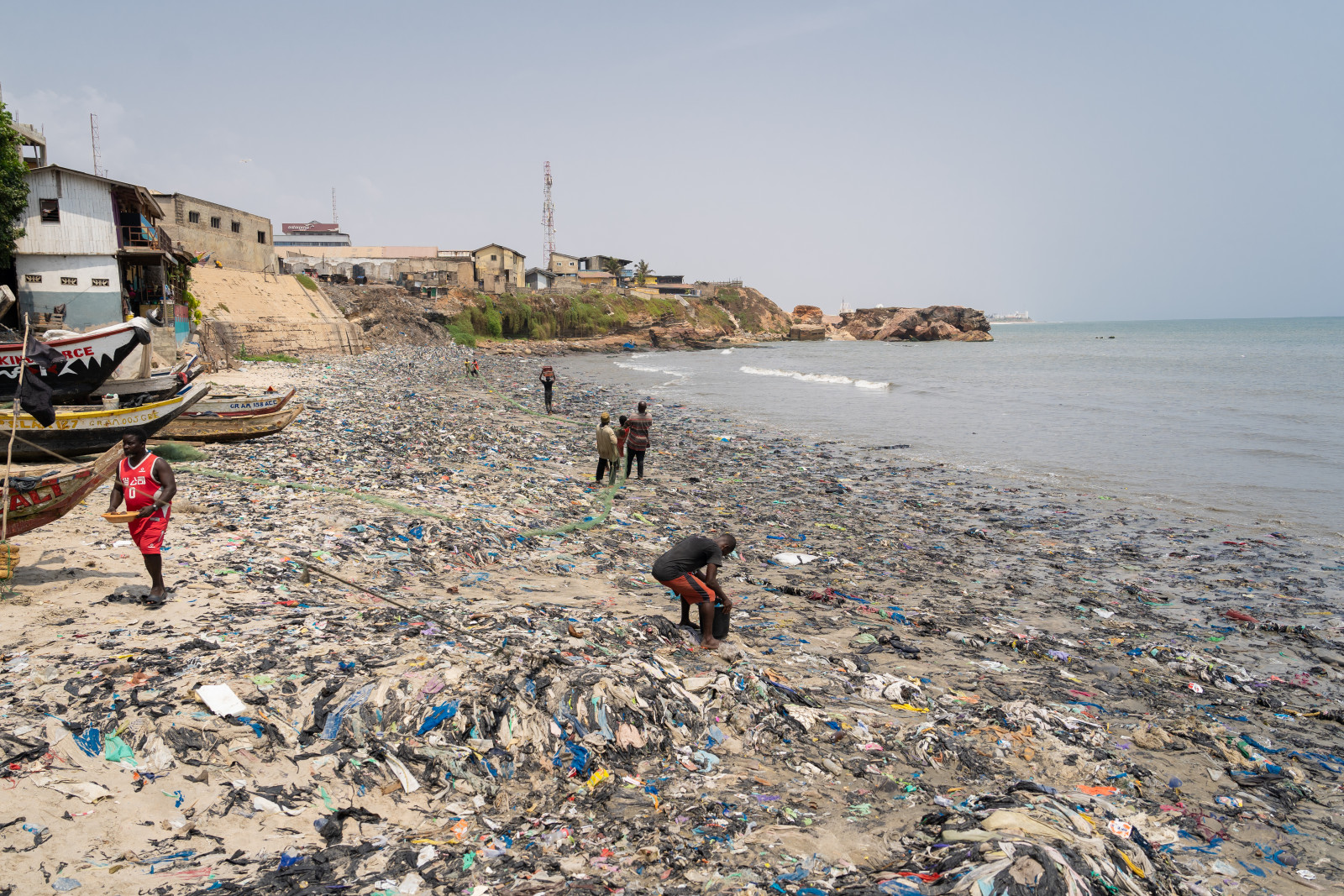 Le plastique étouffe la mer du Ghana