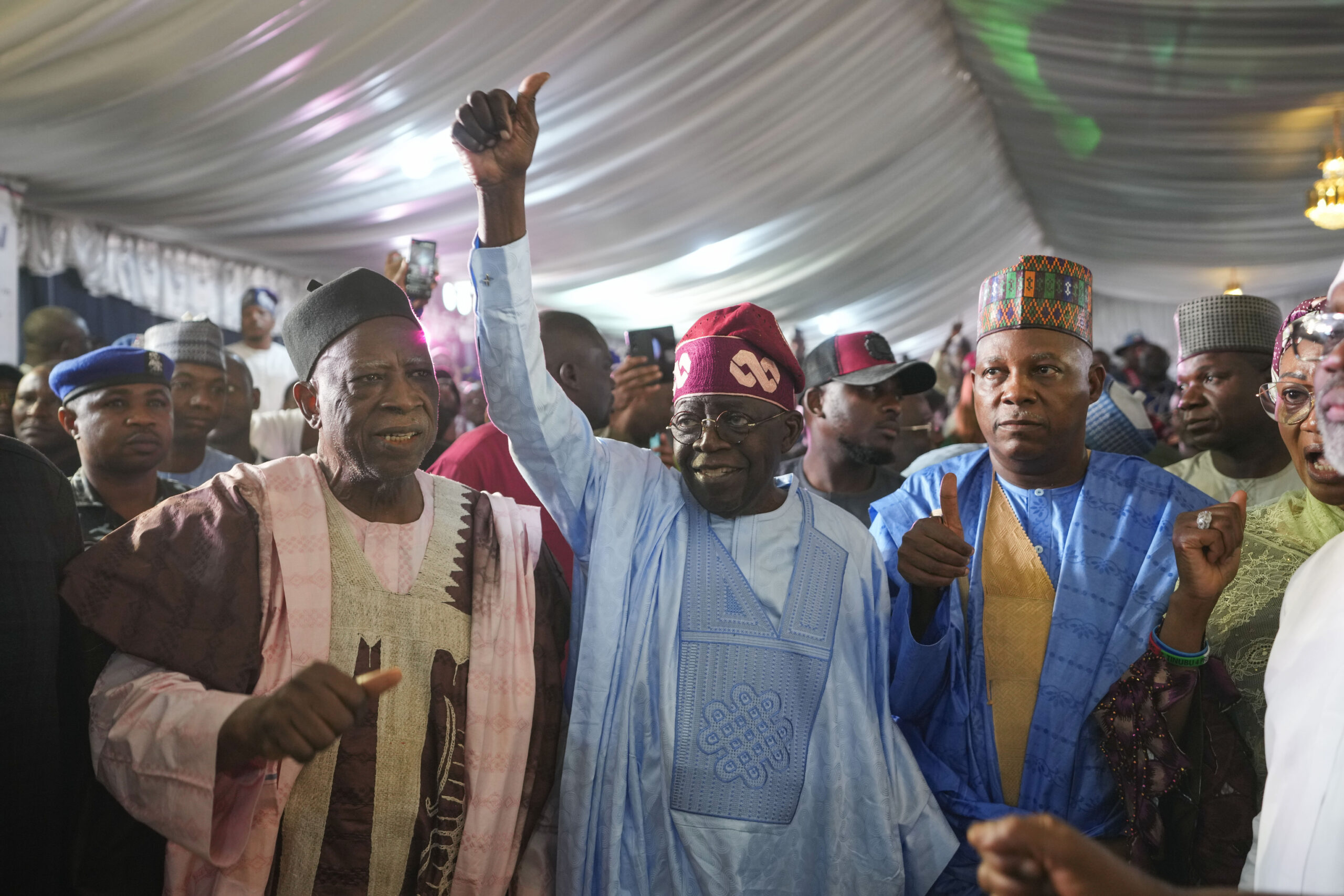 Bola Tinubu célèbre sa victoire aux élections nigérianes.