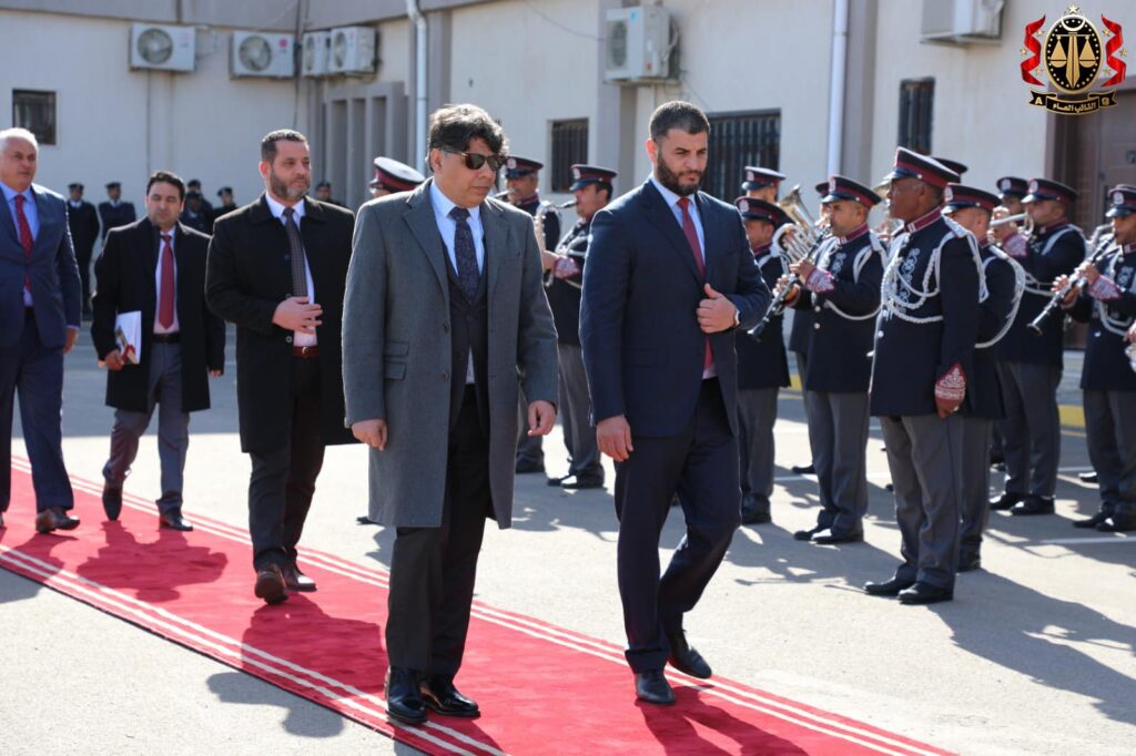 Le tapis rouge : le général Attoenry libyen, Al Siddiq Al-Sour (à gauche. Photo publiée avec l'aimable autorisation de Khaled Mahmoud.