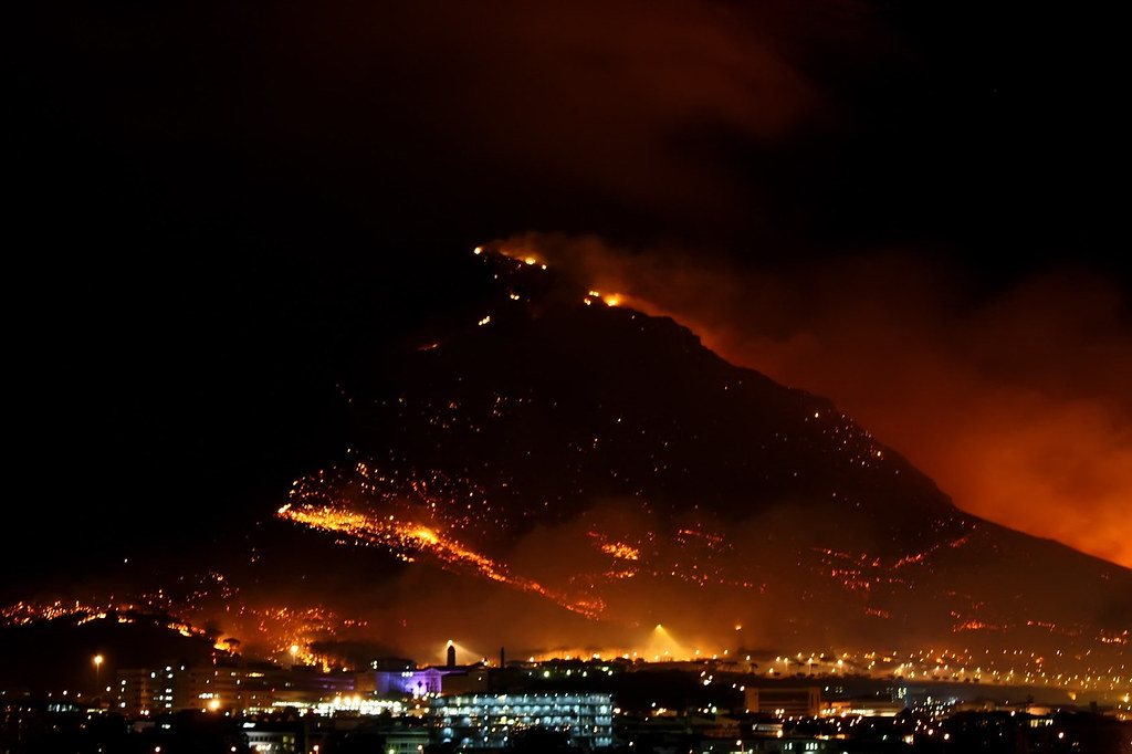 Un incendie de forêt autour du Cap, en Afrique du Sud, en 2009. Crédit : warrenski.