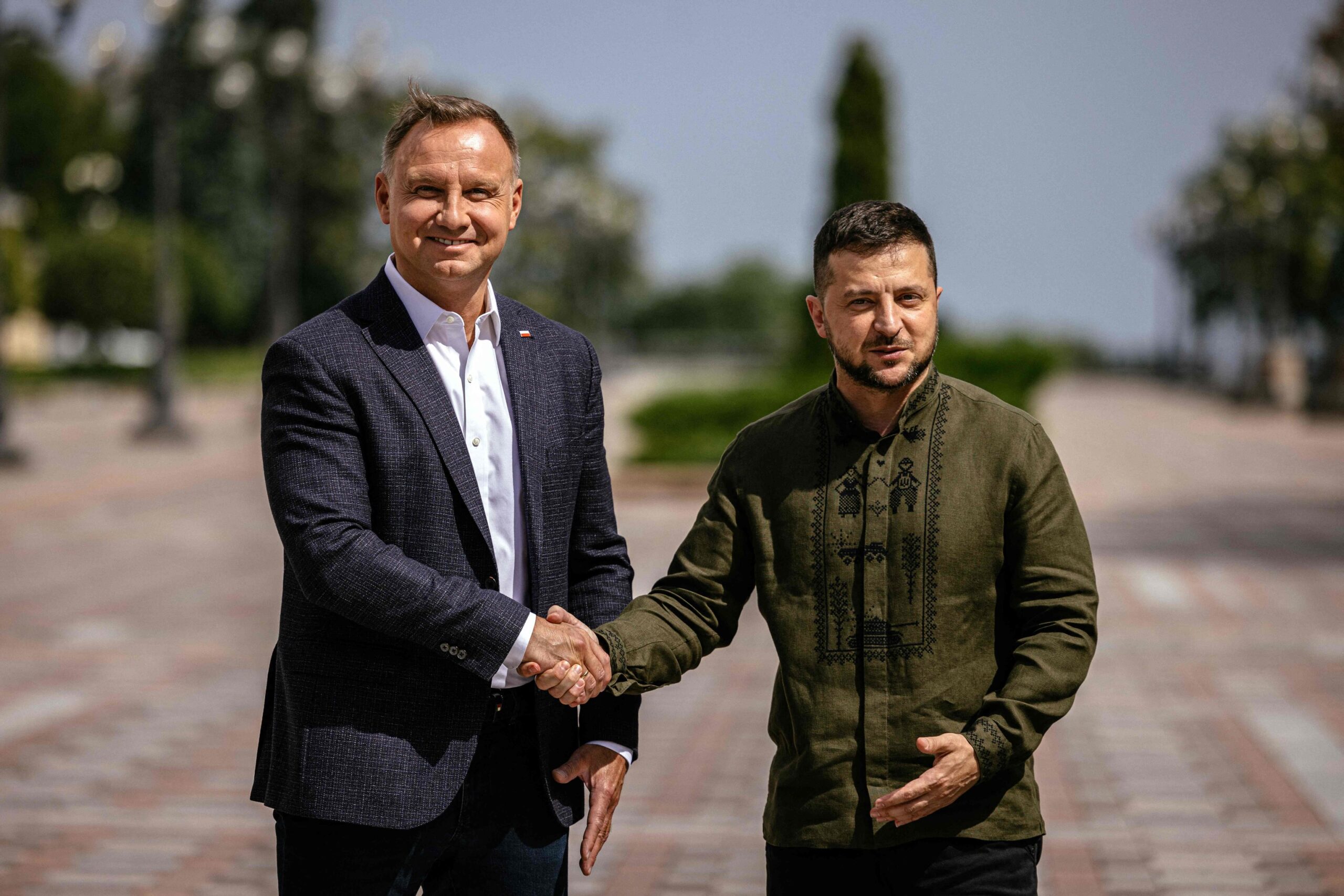 Cette photo d'archive prise le 23 août 2022 montre le président ukrainien Volodimir Zelenski (R) et le président polonais Andrzej Duda (L), d