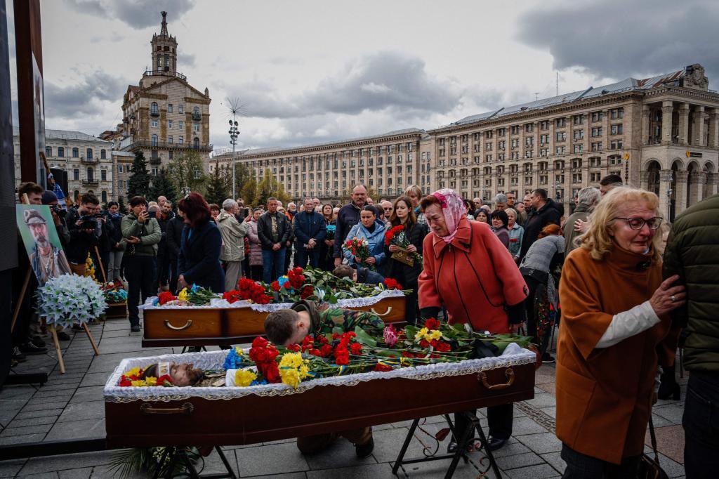Les citoyens rendent hommage aux militaires ukrainiens tués dans la région