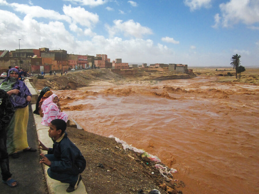 Le changement climatique a augmenté la fréquence des aléas naturels mais pas nécessairement des catastrophes.  De grosses vagues ont frappé la côte de Guelmim, au Maroc.  Crédit : jbdodane.