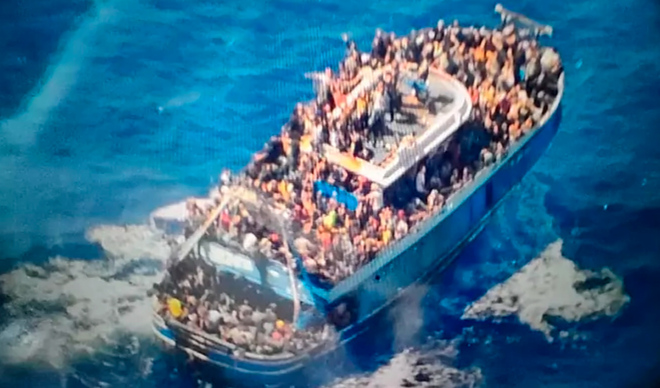 La Grèce craint que des centaines de femmes et d'enfants ne soient dans la cale du navire de migrants
