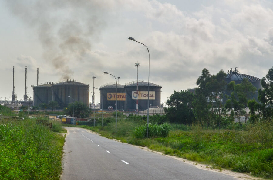 La lutte pour la justice environnementale en Afrique.  Une usine de TotalEnergies en République du Congo.  Crédit : jbdodane.