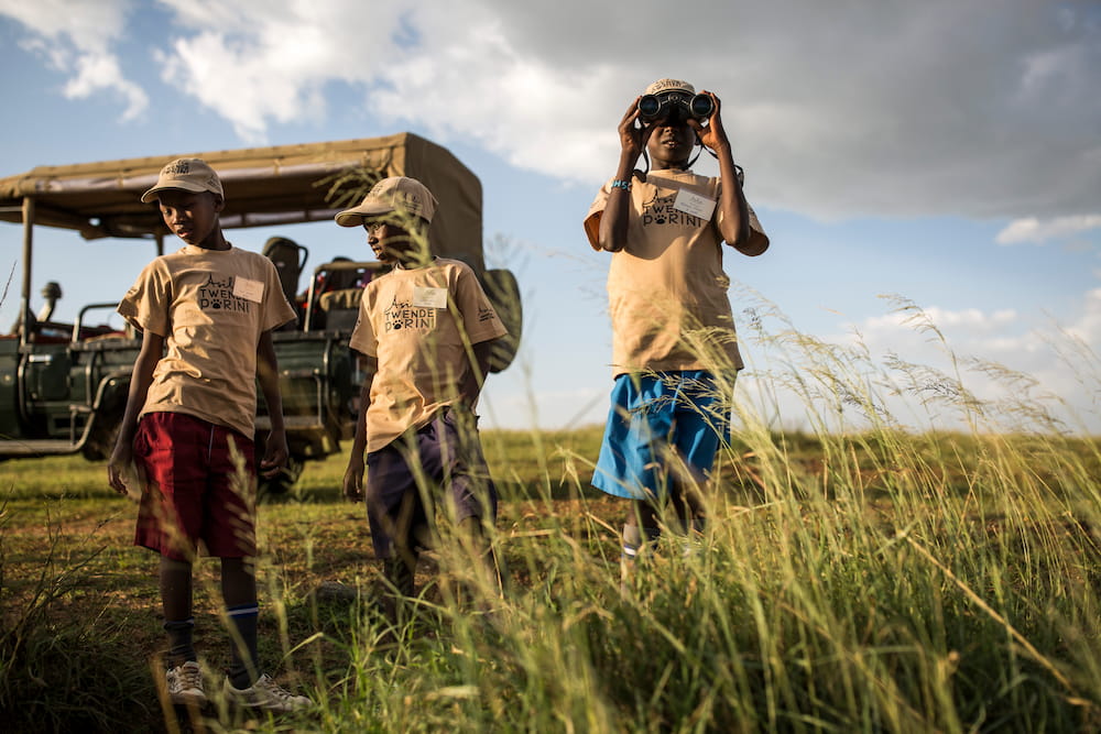 Les enfants des communautés environnantes sont initiés à l'importance de la conservation grâce à l'initiative Twende Porini.