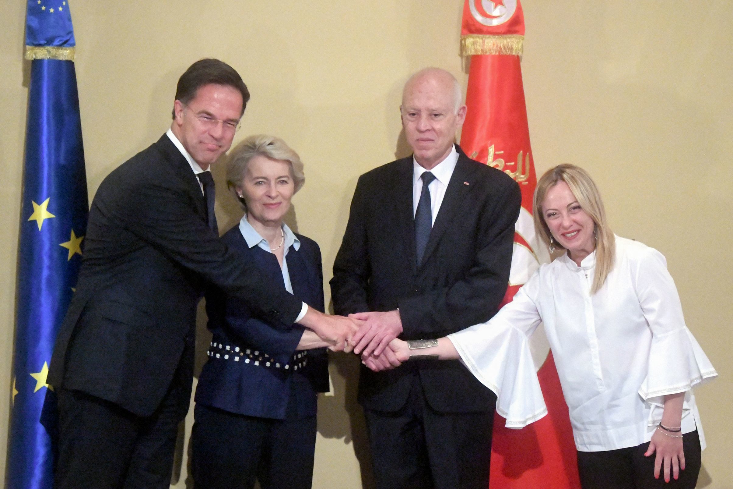 Mark Rutte, Ursula von der Leyen, Kais Saied et Giorgia Meloni posent en Tunisie.