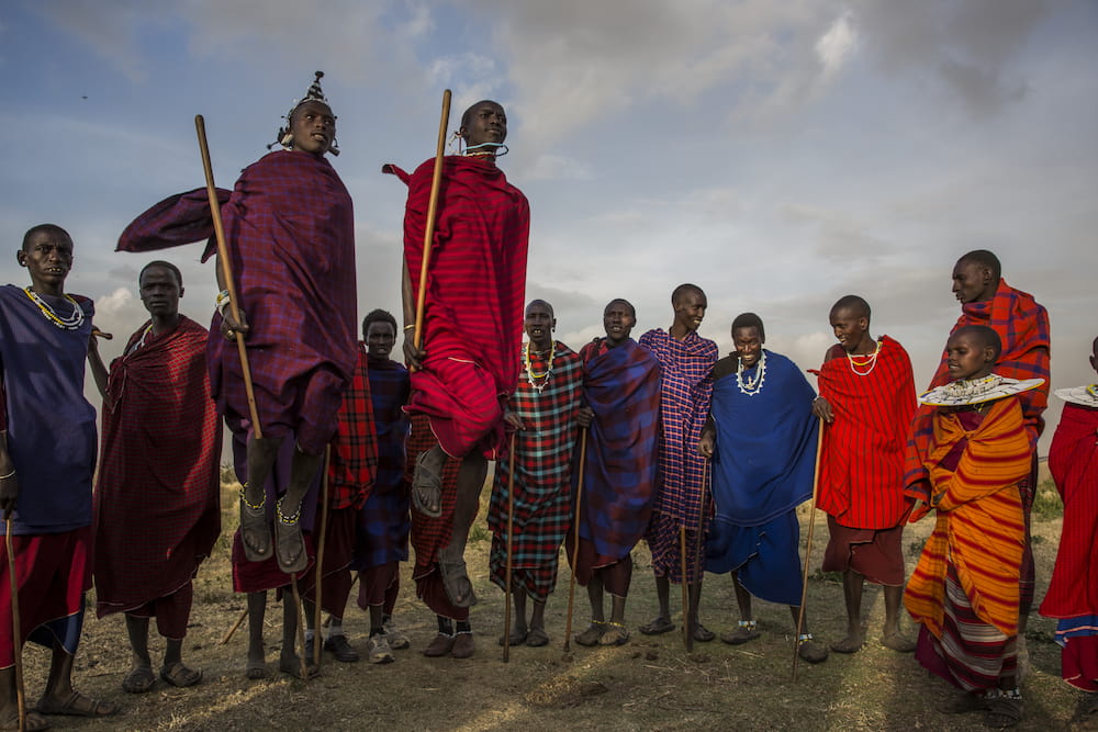 Les célébrations Maasai impliquent des chants, des danses et de beaux travaux de perles