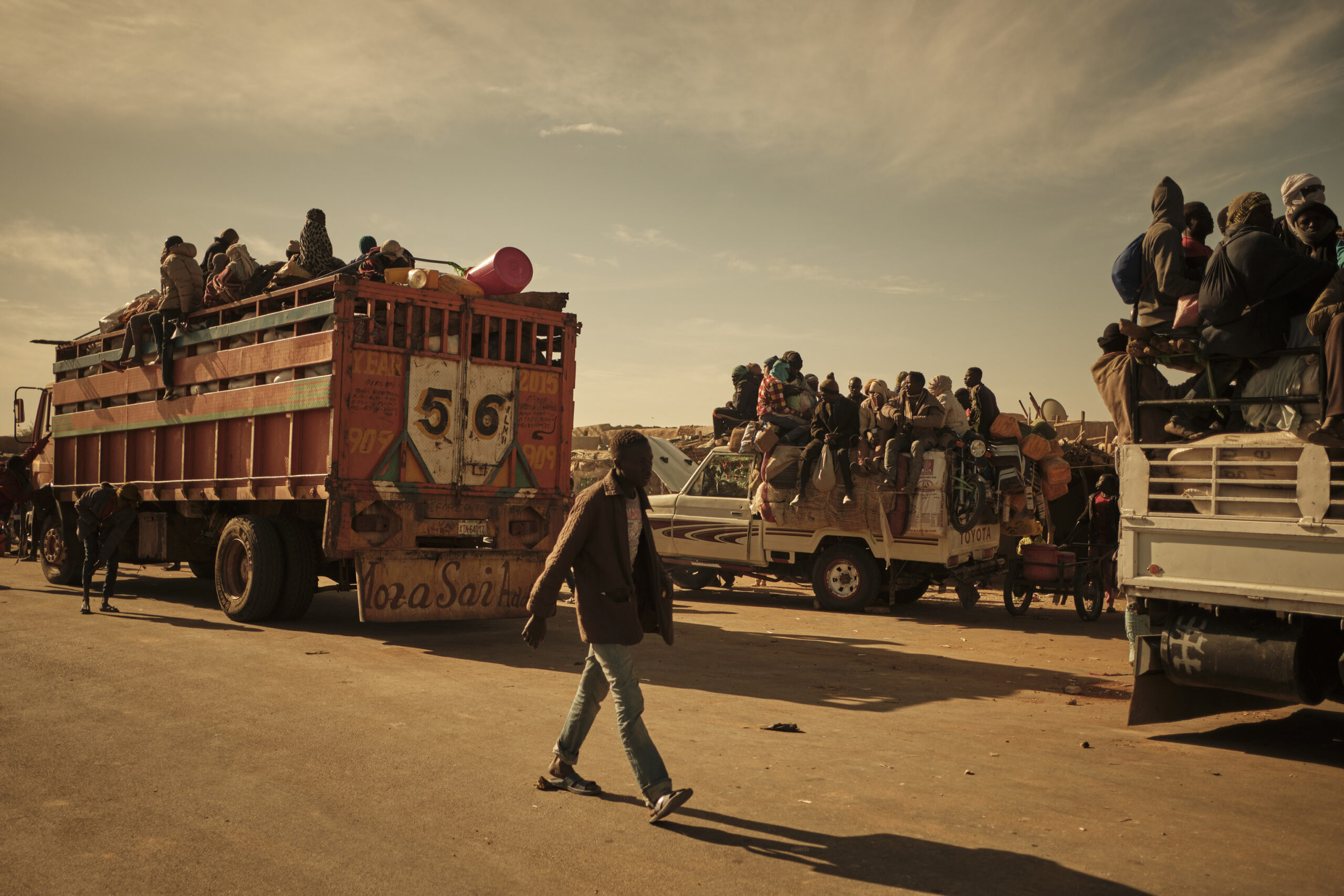 Les immigrés attendent de pouvoir embarquer dans l'un des camions qui sillonnent ces routes au milieu du désert sahélien au nord.