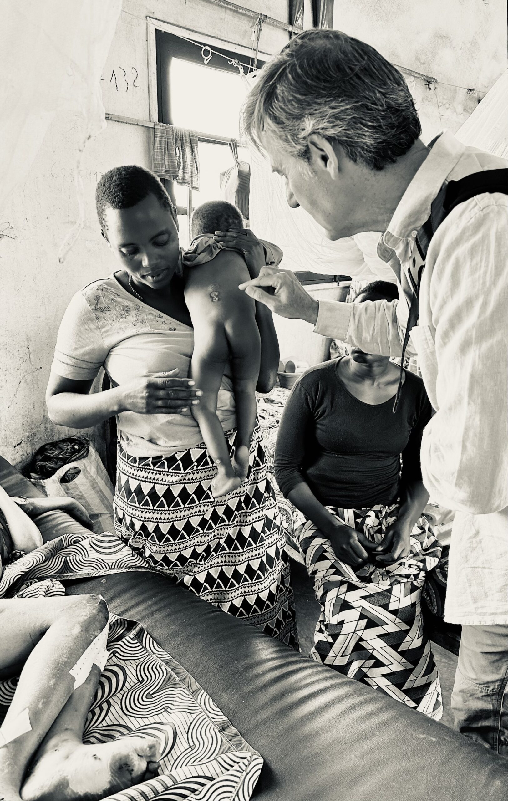 Dr Ruiz, s'occupant d'un bébé