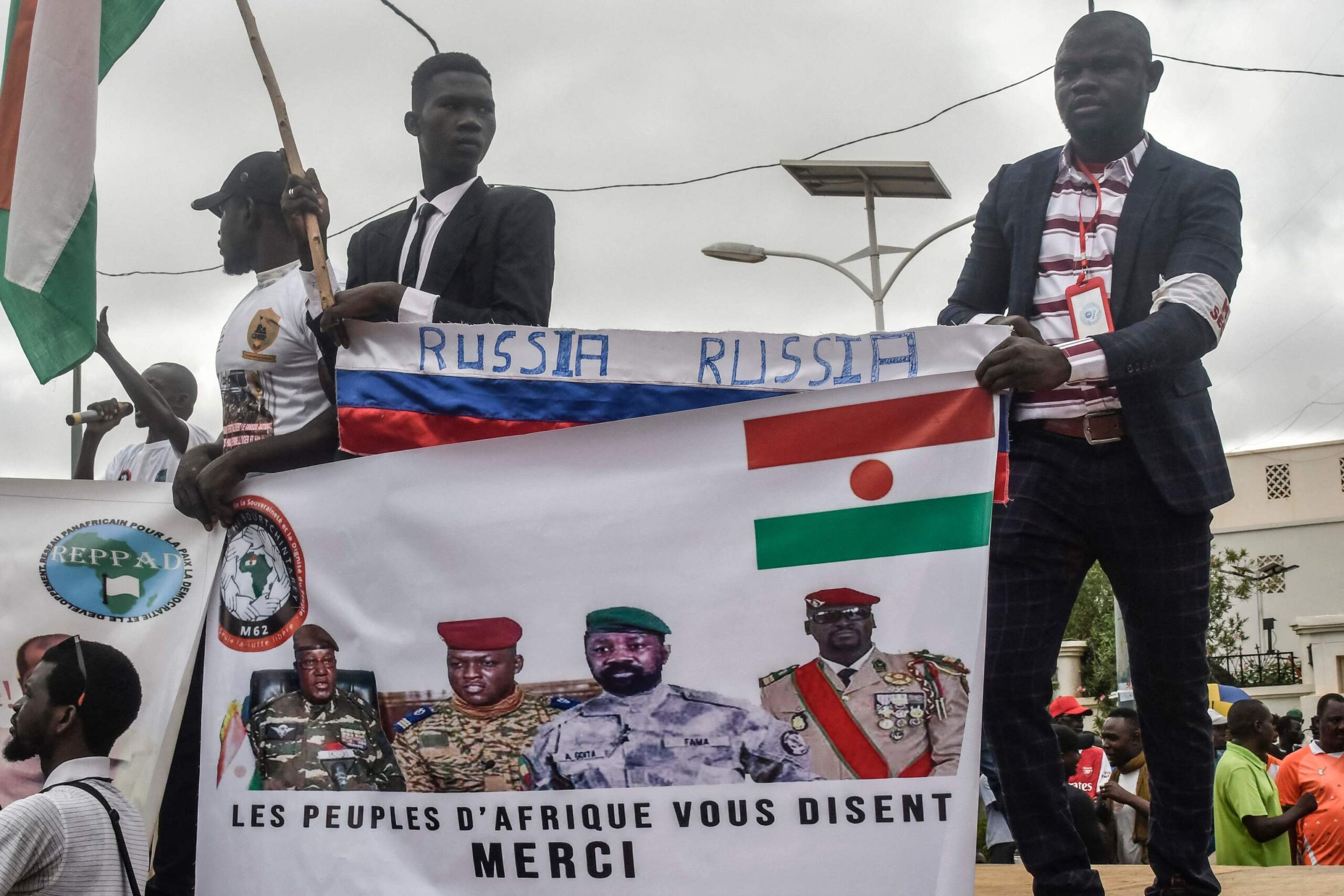 Les manifestants montrent un drapeau russe et une bannière avec im
