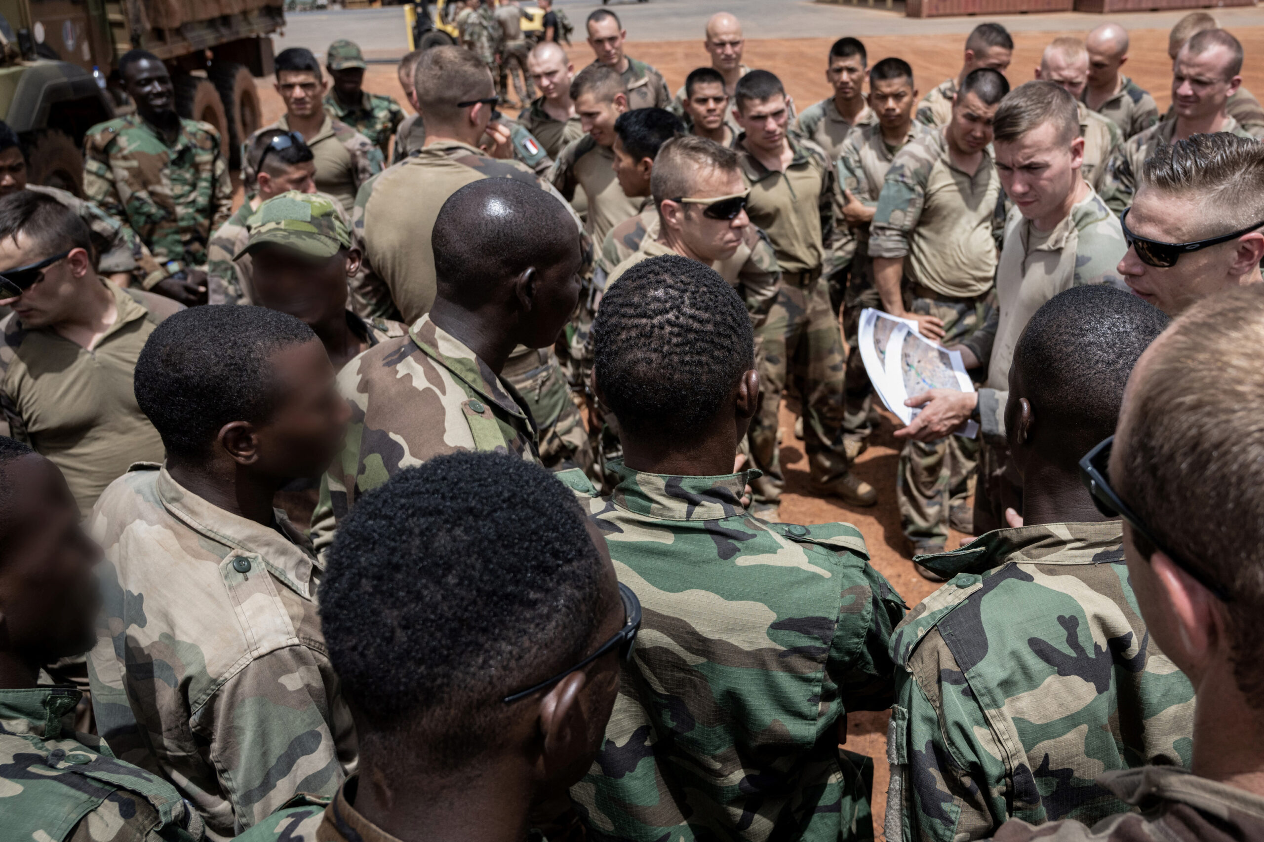 Des soldats français et nigérians se préparent pour une mission sur la base aérienne française BAP à Niamey le 14 mai 2023.