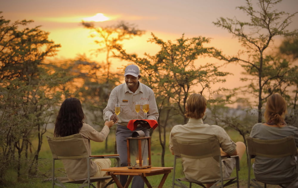 Boissons au coucher du soleil dans la réserve de Naboisho