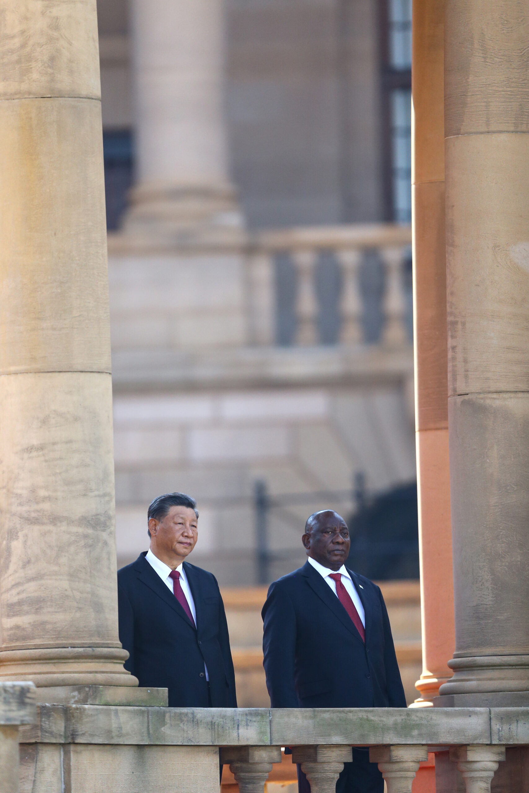 Le président chinois Xi Jinping (à gauche) est reçu par le président sud-africain Cyril Ramaphosa (à droite).