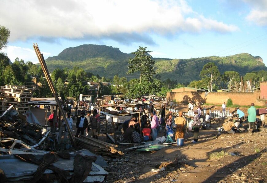 Marché de Ndirande dans le sud du Malawi, dominé par les montagnes où, selon la légende, Napolo réside.  Crédit : nchenga.