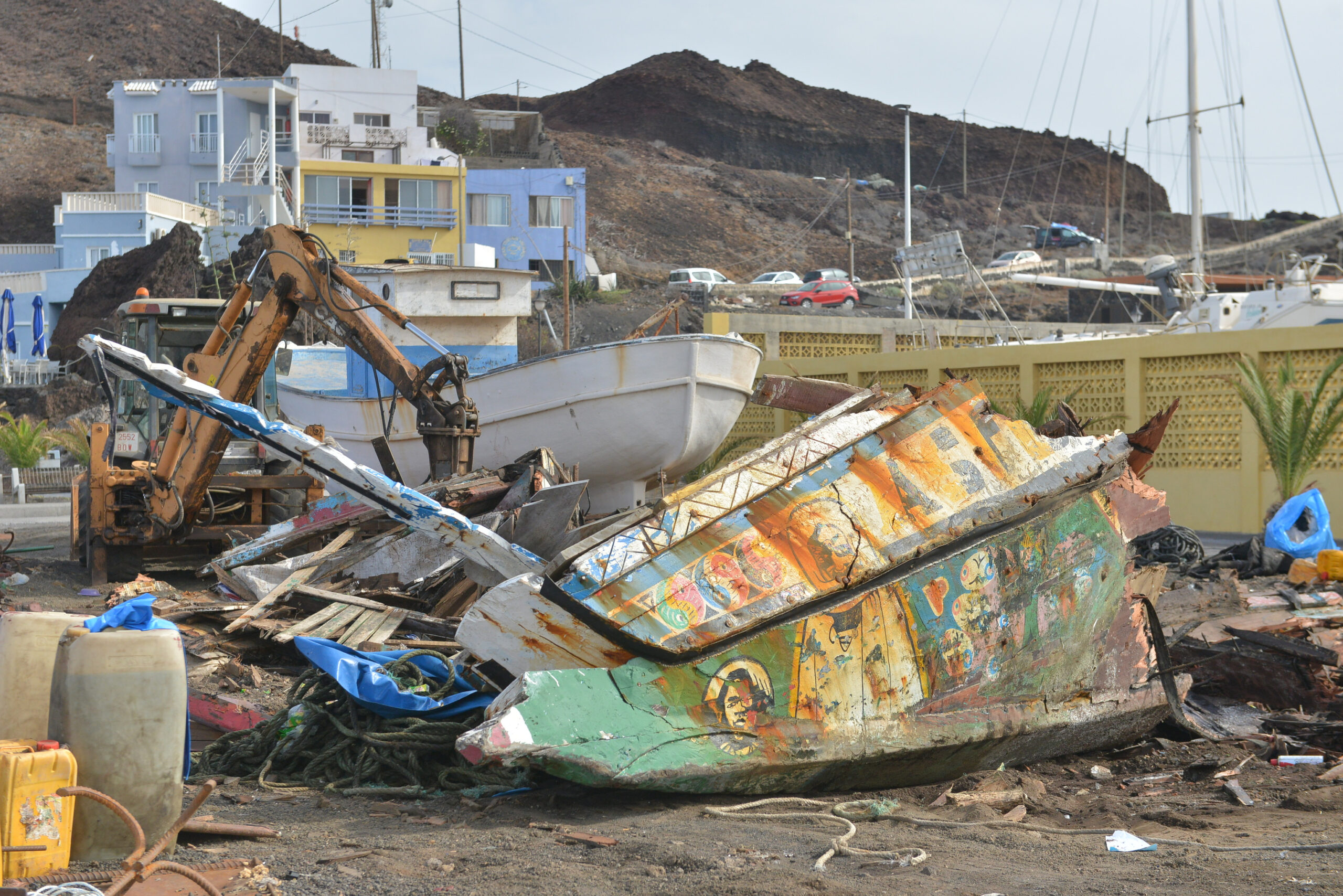 Les cayucos arrivés à El Hierro s'accumulent dans le port.