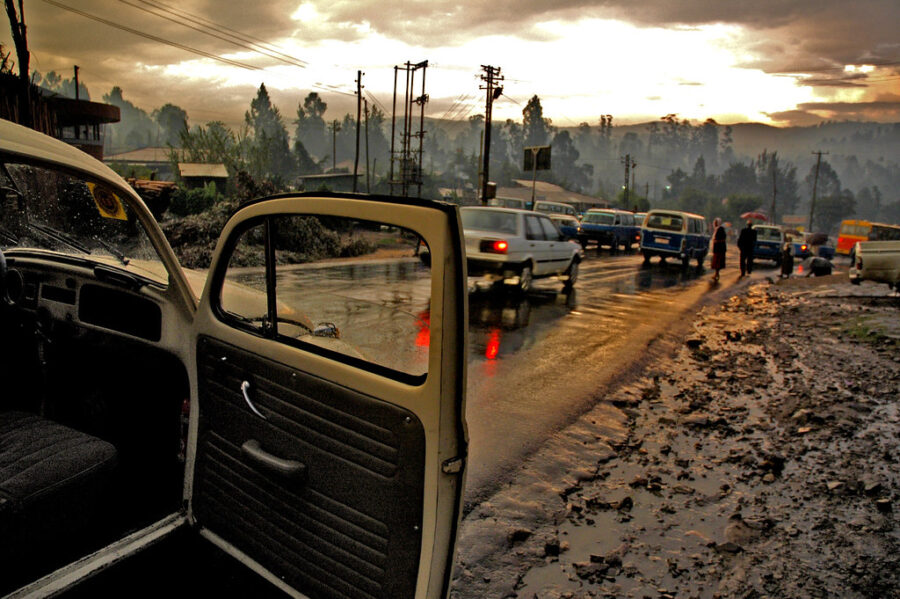 Sur la route à Addis-Abeba, où le changement climatique devrait avoir de multiples impacts difficiles.  Crédit : Alvise Forcellini.