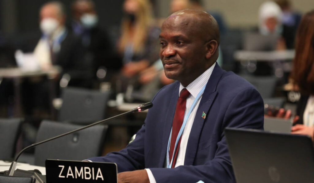 Le président du Groupe africain des négociateurs, Ephraim Mwepya Shitima, de Zambie, a fait part de ses inquiétudes concernant le rapport sur le bilan mondial quant à ses liens avec l'Afrique. Photo de IISD/ENB |  Kiara Worth.