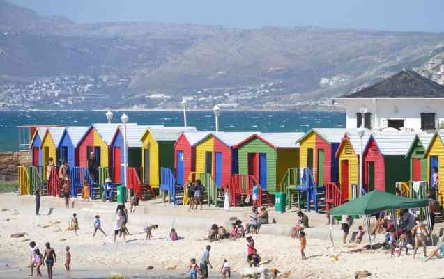 Cabanes et gens de la plage de Saint James